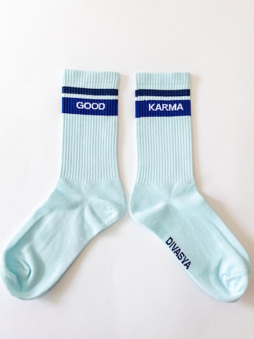 Divasya Socken 'Good Karma'‌‌‌ in Blau: Vorderseite