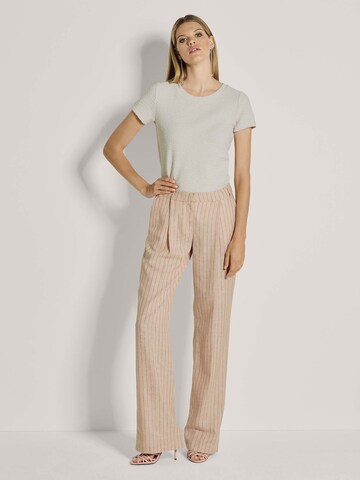 MADELEINE Loose fit Pleat-front trousers in Pink