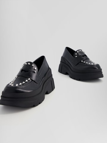 Bershka Slipper in Schwarz