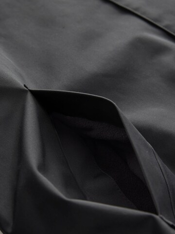 Next Mantel in Schwarz