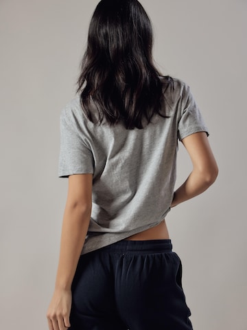 Maglietta 'T-Shirt Scollo Profondo' di OWN Off With Nature in grigio