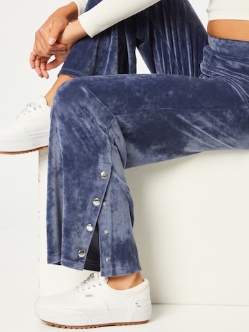 ABOUT YOU Limited Loosefit Broek 'Mina' in Blauw