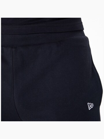 regular Pantaloni sportivi 'New Era Essentls Short' di NEW ERA in nero