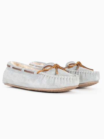 Minnetonka Pantofle 'Cally' – šedá