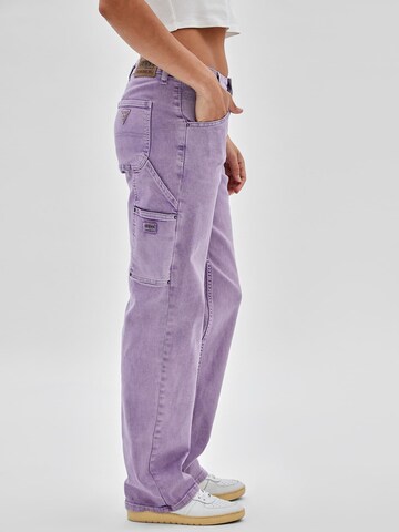 GUESS Loose fit Cargo Jeans in Purple