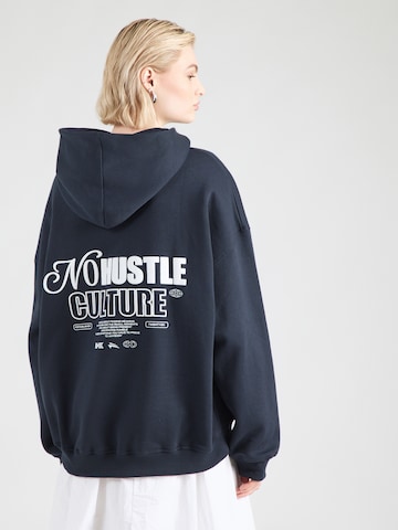 Karo Kauer Sweatshirt 'No Hustle' i blå: framsida