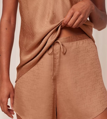TRIUMPH - Pijama de pantalón corto 'Silky Sensuality' en marrón