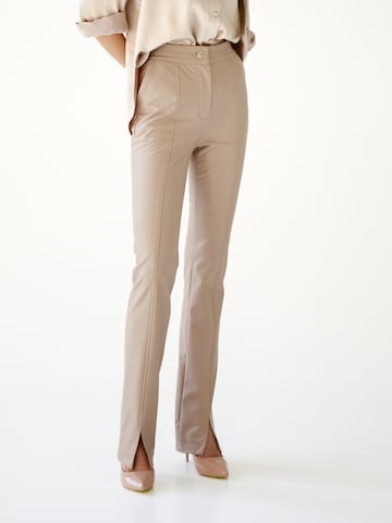 Coupe slim Pantalon Anushka en beige : devant