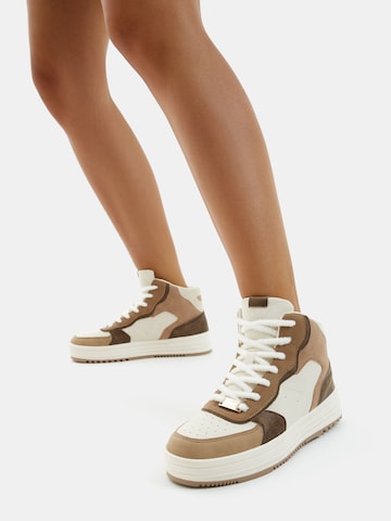 Bershka Hög sneaker i brun: framsida