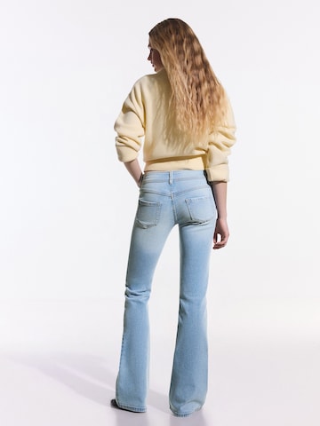 Bershka Flared Jeans i blå