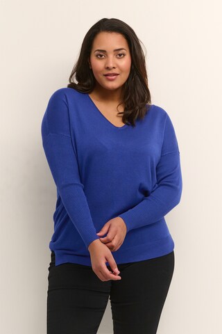 KAFFE CURVE Sweater in Blue: front