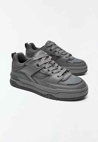 Sneaker low 'BAMBA STREET II' de la Bershka pe gri
