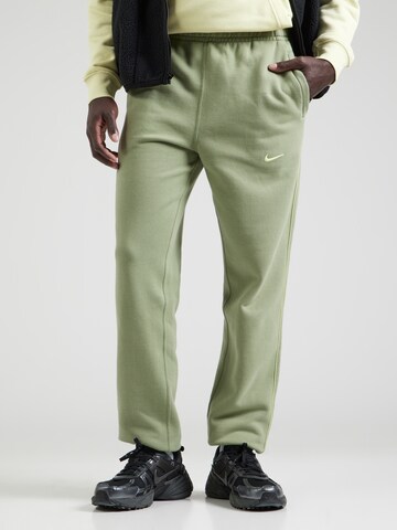 Nike Sportswear Tapered Hose 'NOCTA' in Grün: Vorderseite