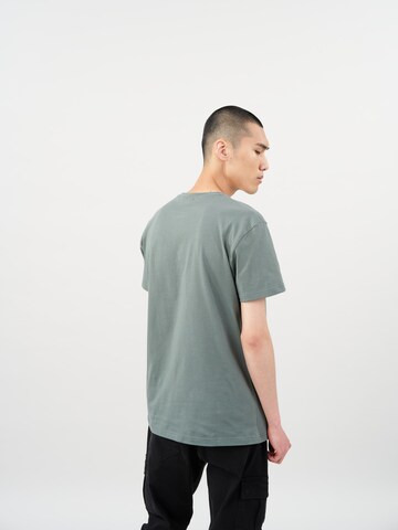 Tricou 'Ronin' de la Cørbo Hiro pe verde