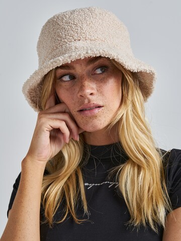 ABOUT YOU x Swalina&Linus Hat 'Alena' in White: front
