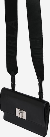 FURLA Чанта за през рамо тип преметка в черно: отпред
