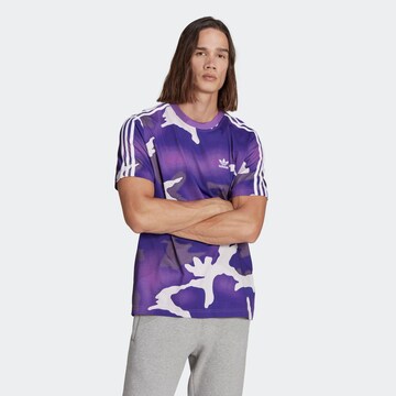 ADIDAS ORIGINALS T-Shirt 'Graphics Camo Allover Print' in Lila: predná strana