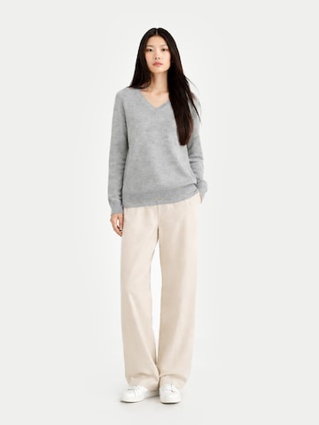 GOBI Cashmere Trui 'Women's Essential Cashmere V-Neck Sweater' in Grijs