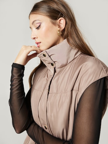 Gilet 'Isabell' Hoermanseder x About You en beige