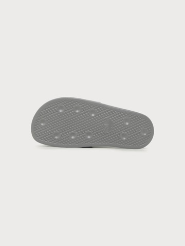 Mule 'Adilette' ADIDAS ORIGINALS en gris