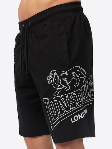 regular Pantaloni sportivi di LONSDALE in nero