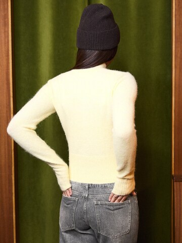 Bershka Sweater in Yellow: back