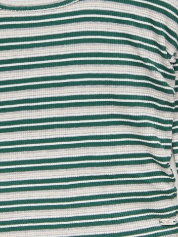 Tricou de la Pull&Bear pe verde