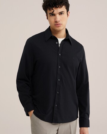 WE Fashion Regular fit Πουκάμισο σε μαύρο: μπροστά