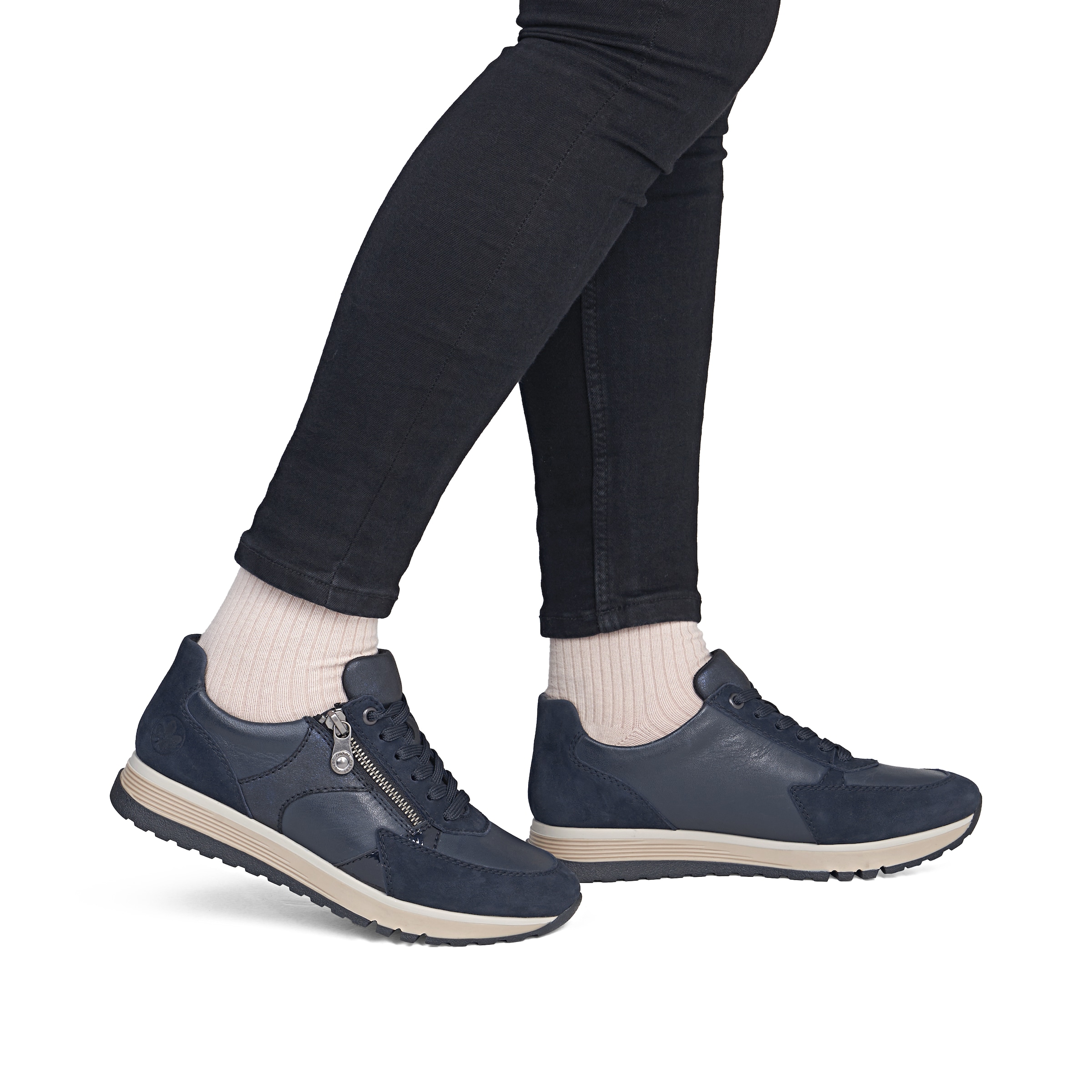 Baskets basses Rieker en bleu : devant