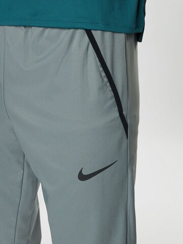 Regular Pantalon de sport 'Dry Woven' NIKE en gris