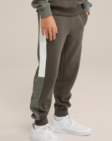 WE Fashion Дънки Tapered Leg Панталон в зелено: отпред