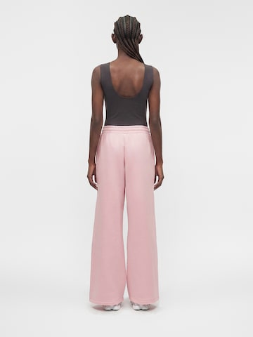 Wide leg Pantaloni di new balance in rosa