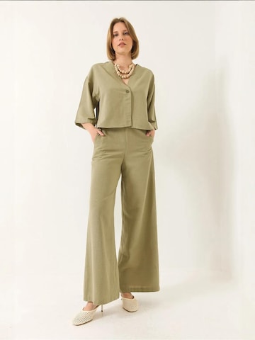 Completo pantalone di Bianco Lucci in verde: frontale