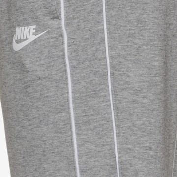 Nike Sportswear Дънки Tapered Leg Панталон в сиво