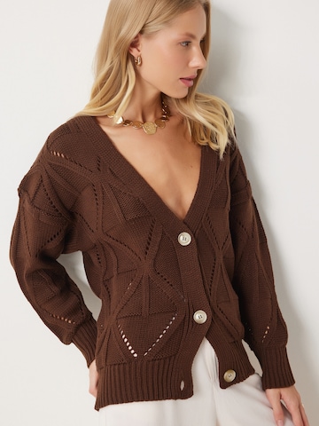 Geacă tricotată de la Happiness İstanbul pe maro