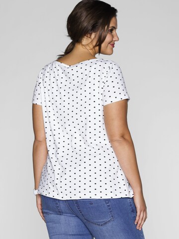 Tricou de la bonprix pe alb
