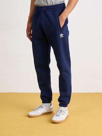 Tapered Pantaloni 'Trefoil Essentials' de la ADIDAS ORIGINALS pe albastru: față