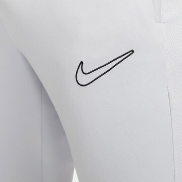 Slimfit Pantaloni sportivi 'Academy' di NIKE in grigio