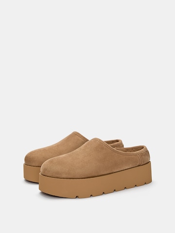 Pull&Bear Clogs in Bruin