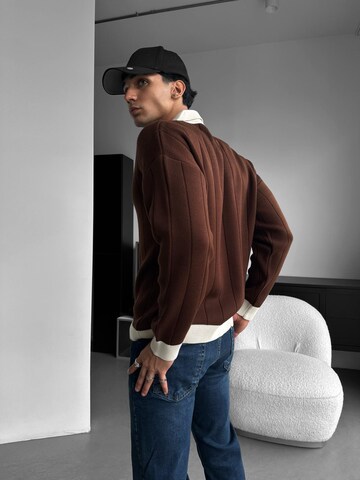 Pull-over 'Oversized Embroidered Polo Sweater - Brown' Kleidermafia en marron