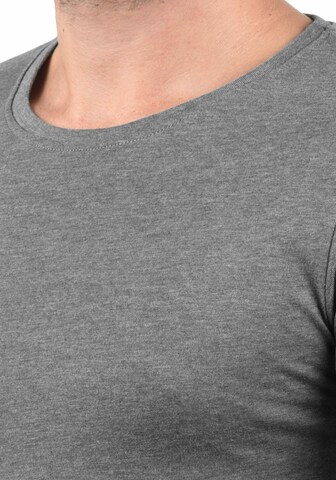 !Solid Rundhalsshirt 'BASAL' in Grau