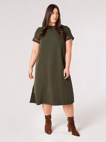 Robe Apricot en vert : devant