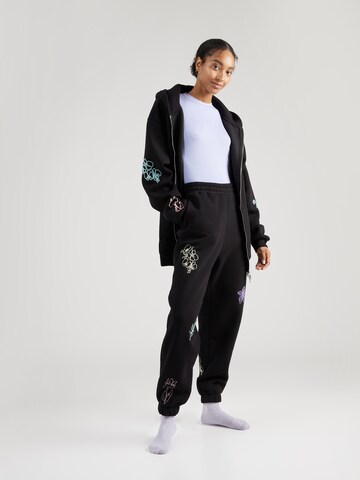 florence by mills exclusive for ABOUT YOU Дънки Tapered Leg Панталон 'Lili' в черно