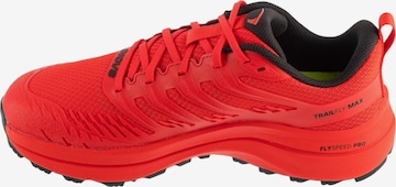 Chaussure de course 'TrailFly Max V2' Inov-8 en rouge : devant