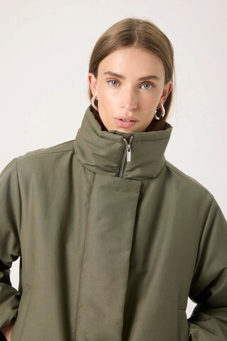 SOAKED IN LUXURY Tussenjas 'Alicie' in Groen