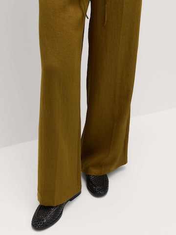 Wide leg Pantaloni con piega frontale di Marks & Spencer in verde
