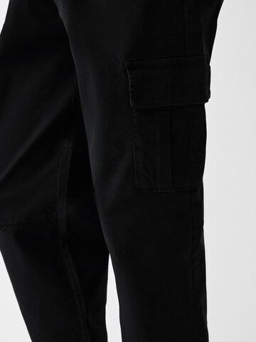 Bershka Дънки Tapered Leg Карго панталон в черно