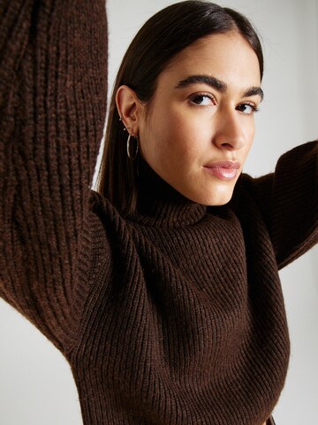 Monki Sweter w kolorze brązowy