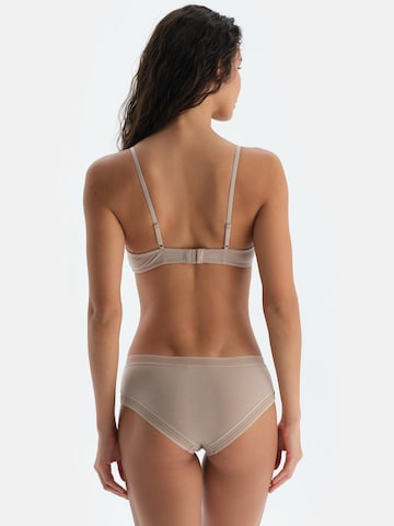 Dagi - Hipster em bege