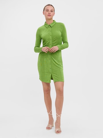 VERO MODA Платье-рубашка 'SLINKY' в Зеленый